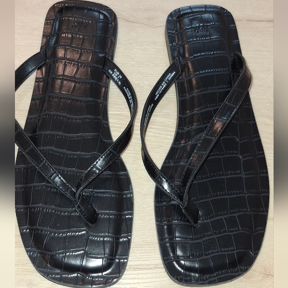 H&M Black Croc-Embossed Women's Flip Flops, NWOT